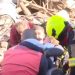 Emocionuese/ Momenti kur babë e bir nxirren të gjallë nga rrënojat e tërmetit