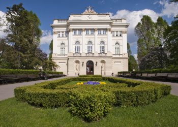 Durrës/ Studentët e universitetit të Varshavës ndihmë dy familjeve, prekur nga tërmeti
