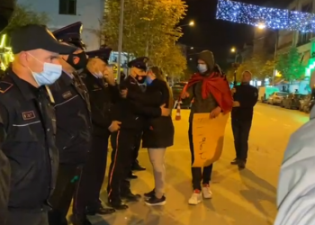 VIDEO/ Në Durrës protestohet ndryshe, të rinjtë përshëndeten e përqafohen me policët