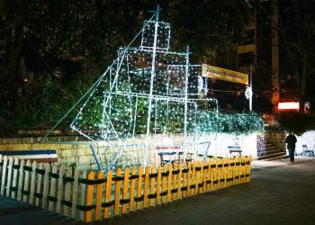 FOTOT/ Saranda e mrekullueshme, qyteti zbukurohet në prag të festave