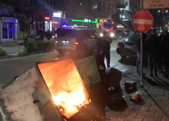 Protesta/Digjen koshat e mbeturinave në Fier, disa të shoqëruar