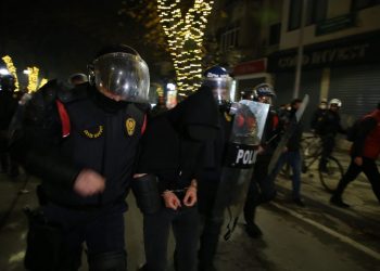 FOTO/ Dita e katërt e protestës mbyllet shumë më shpejt, kundragaz, të arrestuar e gardhe me policë