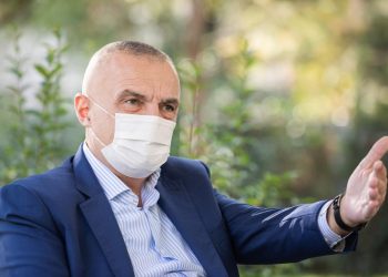 E vuri maskën i fundit, Ilir Meta: Covid, armik i rrezikshëm! Duhet një organizim më i fortë