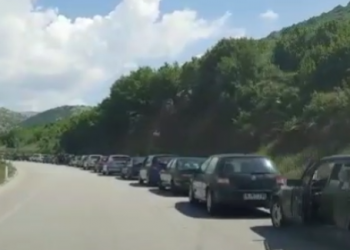 Emigrantët “sfidojnë” koronavirusin, rradhë të gjata në Kapshticë e Qafë Thanë