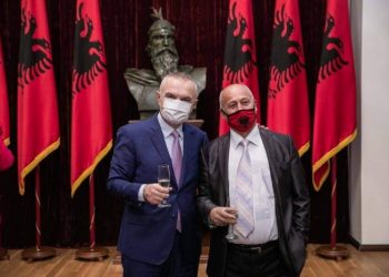 “Eksperti i fëmrave” bëhet bashkë me Metën: Të lëmë ndasitë partiake, shqiptarët duhet të jenë të bashkuar!