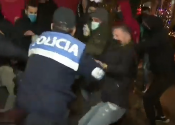Plagosen dy efektivë të FNSH-së, protestuesit i sulmuan me gurë dhe kapsolla tek Libri Universitar