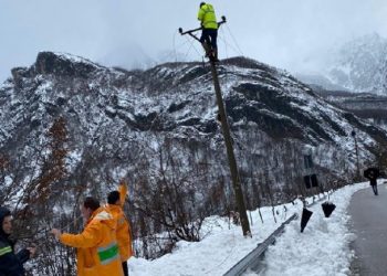 Dëbora shkakton dëme në rrjetin elektrik të Tropojës/ OSHEE: Punonjësit tanë të angazhuar maksimalisht për kthimin e energjisë