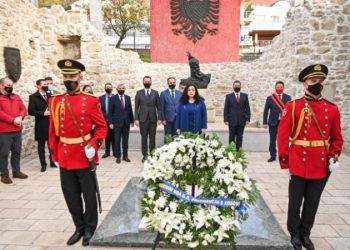 Vjosa Osmani nis vizitën zyrtare në Shqipëri, pritet në Lezhë nga Meta