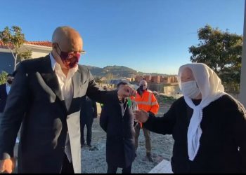 “Ti nuk do të jesh kurrë vetëm”/ Rama në Shijak dorëzon shtëpi të reja