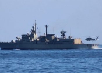 Filmonin lëvizjen e ushtrisë greke në Egje, arrestohen dy persona në Greqi
