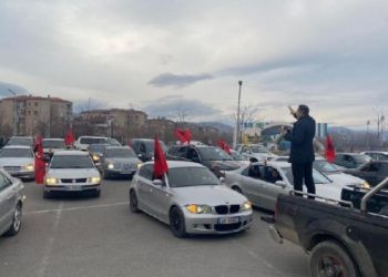 Salianji patetik sfidon “Rulin” në Korçë, mbledh simpatizantët e PD me makina