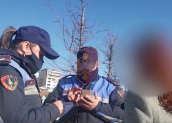 Policia vijon kontrollet në terren, 352 persona të gjobitur me nga 3 mijë lekë për maskat