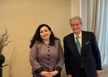 As grekët nuk janë sjellë kështu në Shqipëri/ Bushati: Vjosa Osmani, me axhendë anti-Rama në Tiranë