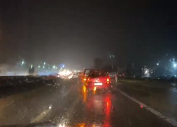 Reshje të dendura shiu në Tiranë, vështirësi në qarkullim në autostradën Tiranë-Durrës