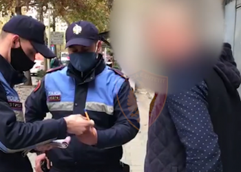 690 persona ndëshkohën për mos mbajtje maske me nga 3000 lekë, 2 persona me nga 500 000 lekë për organizim tubimi