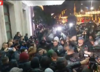 “Unë jam Klodjani”/ Protesta zhvendoset para kryeministrisë