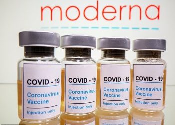 Vajza kini kujdes, vaksina anti-covid Moderna mund të këtë efekte anësore