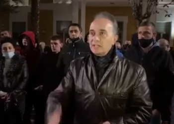 Vrasja e Klodian Rashës, ish-deputeti i PD-së: Jemi mbledhur për të festuar. Protestuesi:  Të q**sha robt, pse jemi mbledhur për të festuar