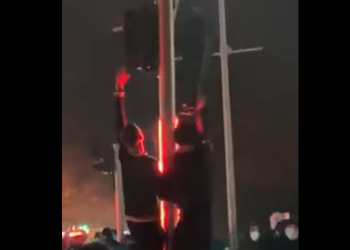 VIDEO-LAJM/ E turpshme, momenti kur të rinjtë prishin semaforin