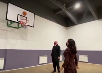 VIDEO/ Rama jep leksione basketbolli, Ahmetaj heq xhupin