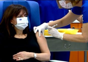 Presidentja e Greqisë bëhet personi i tretë që bën vaksinën e Pfizer-BioNTech