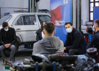 Takimi me të rinjtë/ Basha: Ndryshimi kryesor do të vijë në ekonomi, me taksa të ulëta e stabilizim të çmimit të naftës e energjisë