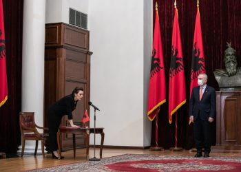 Gjykata Kushtetuese zyrtarisht me 7 anëtarë, betohet edhe Sonila Bejtja