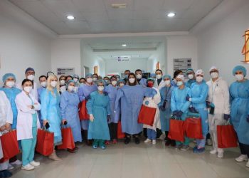 Në ditën e fundit të vitit/ Manastirliu me ekipin mjekësor të spitalit “Shefqet Ndroqi”: Mirënjohje për sakrificën tuaj