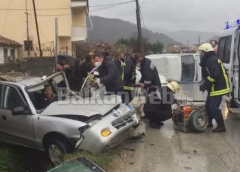 VIDEO/ Aksident në Berat, plagoset rëndë oficeri, momenti kur zjarrfikësit e nxjerrin (EMRI)