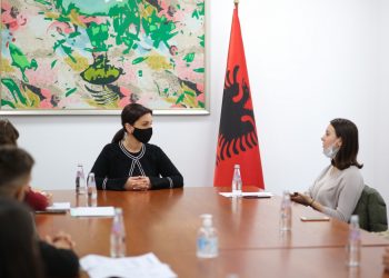 Mësimi i kombinuar/ Ministrja Kushi, takim me përfaqësues të “Parlamentit të Nxënësve”