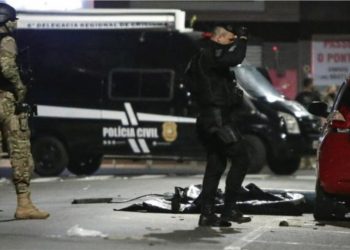 Brazil/ 30 burra të armatosur grabisin një bankë, operacion me pengje e eksploziv