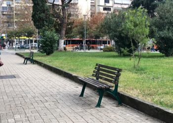 Stola të rinj në lulishtet dhe lagjet e Tiranës, DPPGJ riparon stolat e dëmtuar