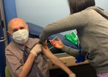 Gazetari tregon vaksinimin e babait me “Pfizer”/ Ky është i moshuari i parë shqiptar që merr dozën e parë anti-COVID