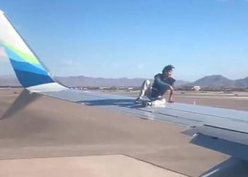 Pamje të çmendura, hipën në krahun e avionit gati për të fluturuar