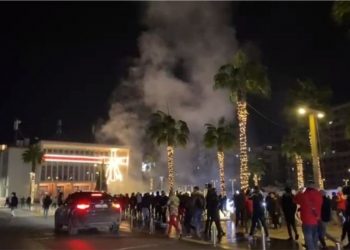 Pas Tiranës edhe në Durrës/ Protestuesit djegin pemën e Krishtlindjes