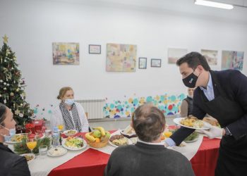 Qendrat sociale të Tiranës, drekë festive për Krishtlindje për njerëzit në nevojë