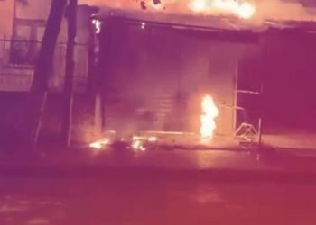 Dhuna e protestuesve nuk ka të ndalur, i vihet flaka sëlisë së PS-së tek 5 Maji. Stresi ndihet krenar për veprimin