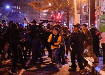 Përdoren edhe thikat/ Shpërthejnë protestat e dhunshme në SHBA, “janë vjedhur zgjedhjet”