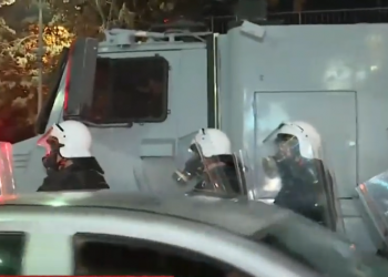Policia që duam/ Edhe pse në ndjekje të protestuesve, zbatojnë rregullat e qarkullimit