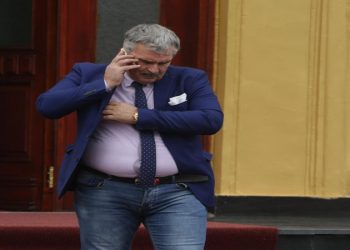 Gjuzi thyen sërish rregullat, pa maskë në Kuvend