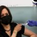 Kamala Harris e merr vaksinën live në TV: Kam besim të shkencëtarët…
