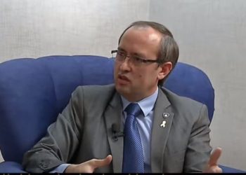 Kryeministri Hoti s’mban mëri ndaj Vjosa Osmanit edhe pas përjashtimit nga LDK-ja: Kushtetuta na kërkon të komunikojmë