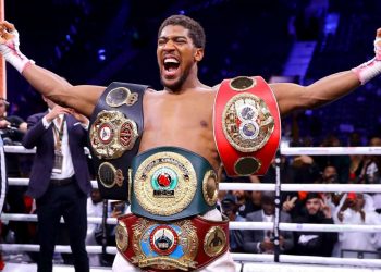 Anthony Joshua mposht bullgarin Pulev dhe paralajmëron duel me Tyson Furi-n