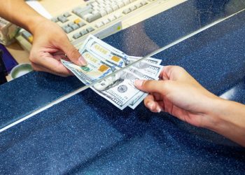 Kursi i këmbimit / Leku forcon pozitat ndaj euros dhe dollarit