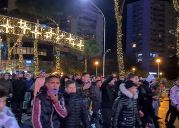 Pasi shkatërruan pemën e Vitit të Ri, protestuesit nisen drejt Drejtorisë së Policisë