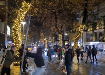 Bllokohet rruga “Myslym Shyri”, protestuesit shkulin tabelat e qarkullimit dhe nxjerrin koshat e mbeturinave në mes të rrugës