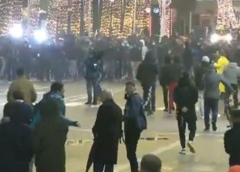 Protestuesit sulmojnë me gurë makinën e policisë, thyejnë xhamat e mjetit duke i rrezikuar jetën efektivit që ndodhej brenda