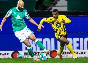 Djaloshi i ri realizon një supergol dhe bëhet golashënuesi më i ri i Bundesligës