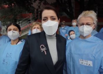 VIDEO/ Manastirliu dhe mjekët që janë në luftë me COVID urojnë shqiptarët për festat e fundvitit