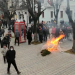 Protestë për Klodian Rashën në Korçë, sulmohen policët dhe Bashkia, shkatërrohet dekori i festave
